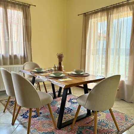 Chimpanzee Forest House Karpenísion